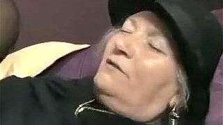 Horny old woman gets her cunt fucked